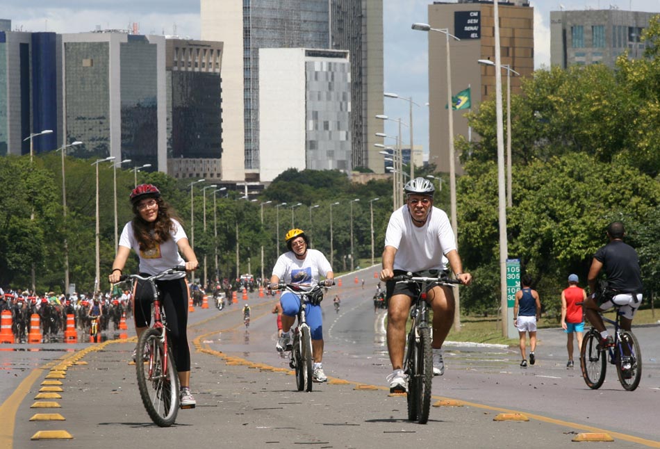 19 de agosto. Dia nacional do ciclista 3 O Eixão do Lazer, em Brasília, é uma "ciclovia operacional". Foto ...