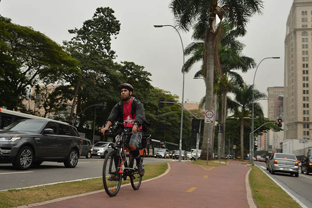 Ciclovia na Avenida Brigadeiro Faria Lima, região oeste de São Paulo.