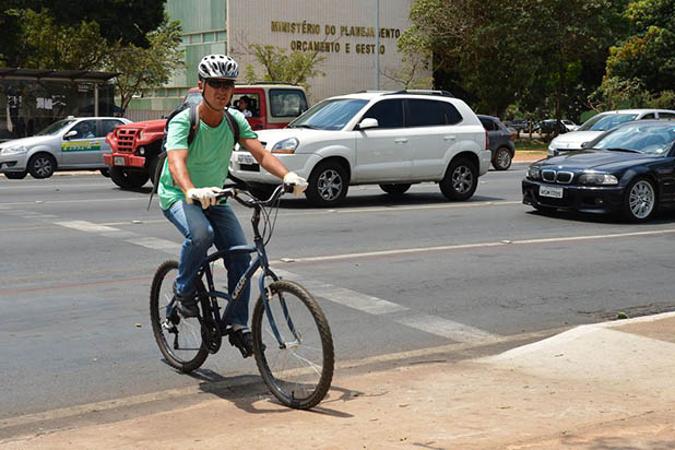 Na esplanada dos ministérios, pessoas utilizam suas bicicletas no dia de comemoração ao Dia Mundial Sem Carro