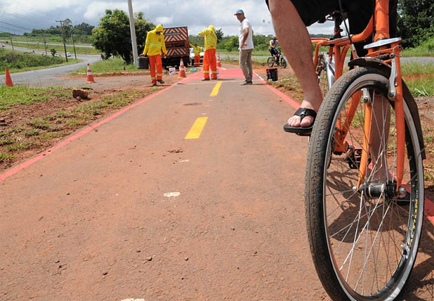 Obra da ciclovia na DF-483, que liga o Gama a Santa Maria